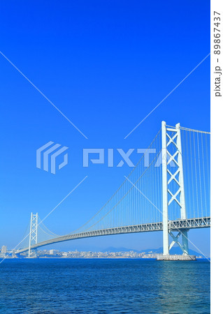 【兵庫県】快晴下の明石海峡大橋 89867437