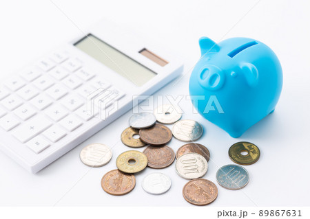 貯金箱とお金と電卓 89867631