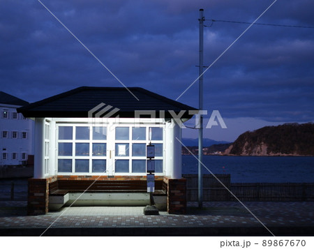 海の見える夜明け前の鐙摺バス停 海の見える夜明け前の鐙摺バス停 89867670