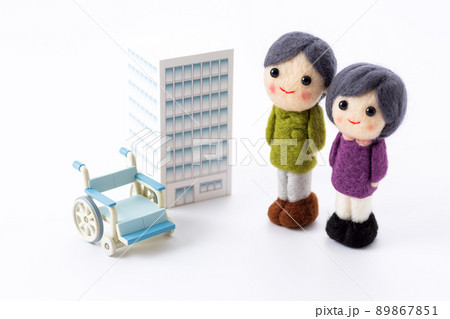 車椅子とシニア夫婦(クラフト) 車椅子とシニア夫婦(クラフト) 89867851
