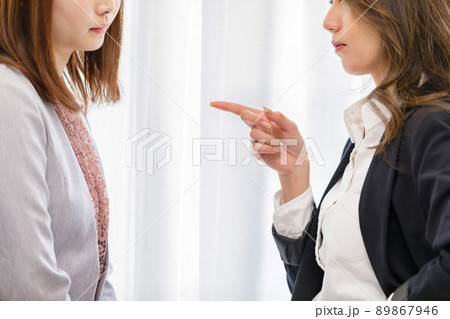 上司に叱られる部下 女性二人 上司に叱られる部下 女性二人 89867946
