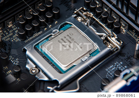 マザーボードに取り付けられたCPU 89868061