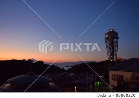 江ノ島シーキャンドルと夕焼け 89868220