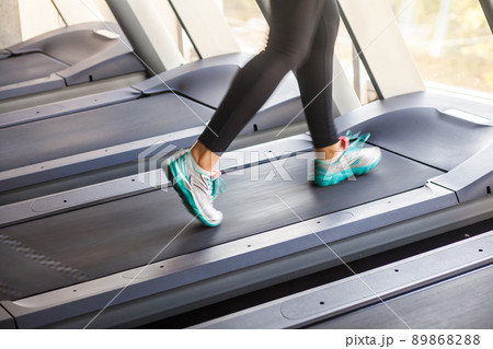 Closeup legs incognito runner on racetrack. Studio shot 89868288