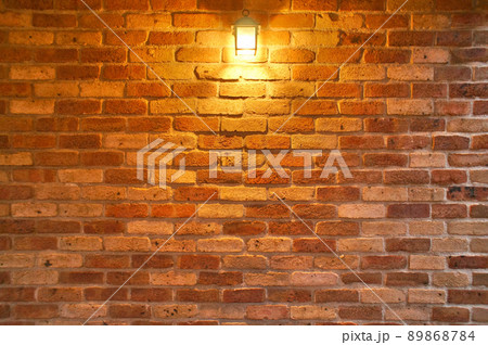 レンガの壁とアンティークなランプ レンガの壁とアンティークなランプ 89868784