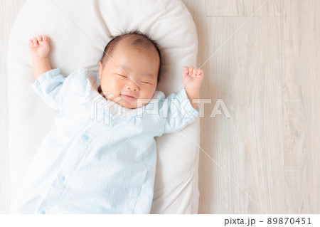寝ながら笑う赤ちゃん 2/5　新生児微笑　えな笑い　天使の微笑み 89870451