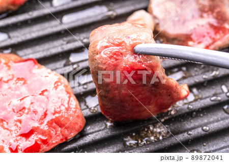 黒毛和牛の焼肉 89872041