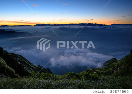 （群馬県）朝焼けの空と広がる雲海・谷川岳山頂からの眺め 89874666
