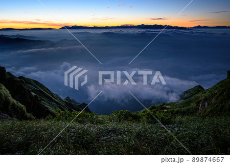 (群馬県)朝焼けの空と広がる雲海・谷川岳山頂からの眺め (群馬県)朝焼けの空と広がる雲海・谷川岳山頂からの眺め 89874667