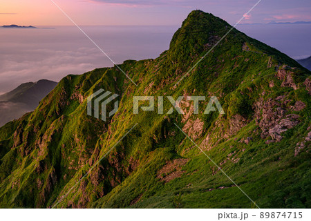 （群馬県）朝焼けと谷川岳トマの耳・夏の情景 89874715