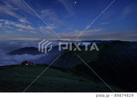 夜景・満天の星と谷川連峰の山並み 夜景・満天の星と谷川連峰の山並み 89874829