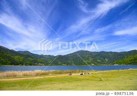（山梨県）春の河口湖畔・八木崎公園から望む御坂の山並み 89875136