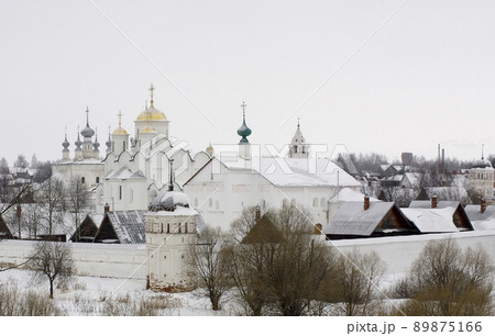 View of the Orthodox Pokrovsky monastery in Suzdal in winter. 89875166