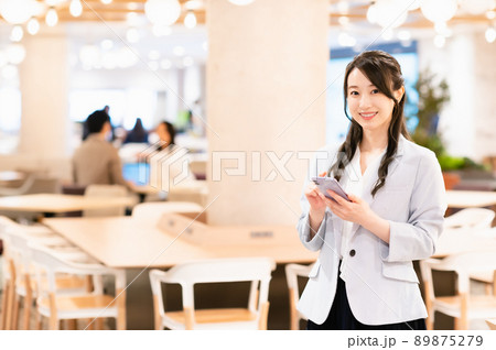 オフィスで働くビジネスウーマン 89875279