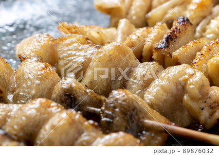 焼き鳥(塩焼き)盛り合わせの、ぼんじり串を中心としたアップ。 89876032