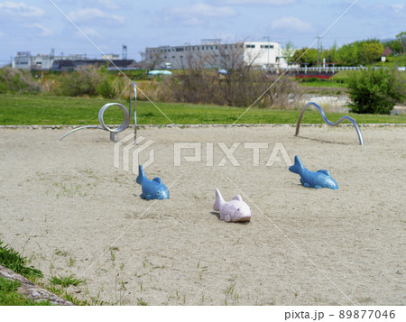 公園の砂場と遊具 89877046