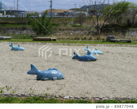 公園の砂場と遊具 公園の砂場と遊具 89877048