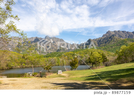 新緑の鏡池　長野県戸隠高原 89877159