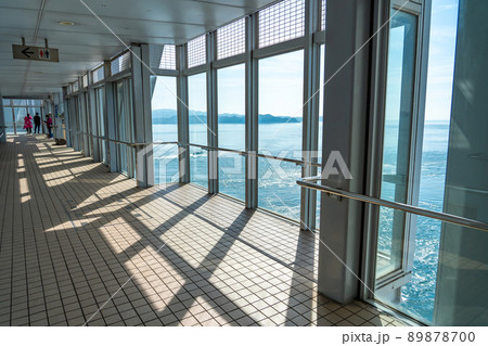 徳島県鳴門市　大鳴門橋の真下でうずしおが渦巻く鳴門海峡を見ることができる渦の道 89878700