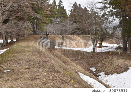戸切地陣屋跡　大手の土塁と空堀 89878951