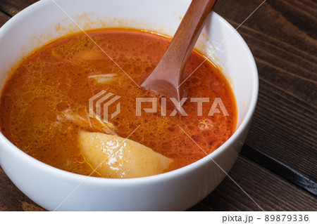 じゃがいもと鶏肉が入ったマッサマンカレー。タイ料理。 89879336