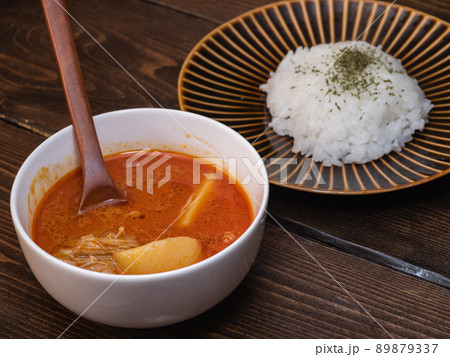 じゃがいもと鶏肉が入ったマッサマンカレーとライス。 89879337