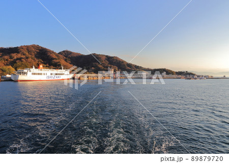 松山観光港と係留するフェリー 89879720