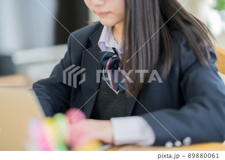 パソコンに向かう制服を着た女子高生　顔なし 89880061