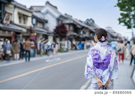 浴衣姿で蔵の街を歩く女性 浴衣姿で蔵の街を歩く女性 89880066