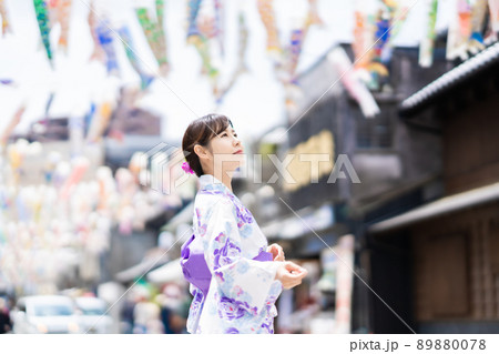初夏の頃、大正浪漫夢通りを浴衣で歩く女性と鯉のぼり 89880078