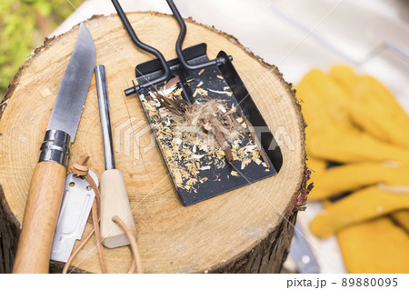 キャンプ火起こしイメージ 89880095