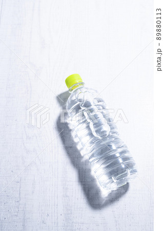 ペットボトル　水 89880113