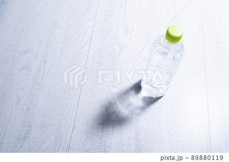 ペットボトル　水 89880119