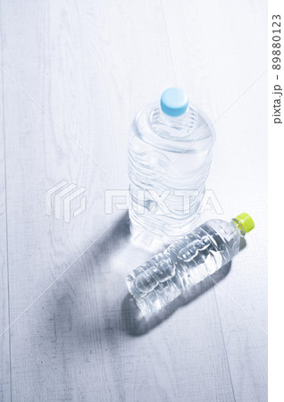 ペットボトル　水 89880123