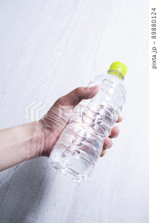 ペットボトルを持つ男性の手 89880124