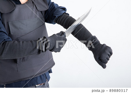刃物を持った男性　Crime prevention 89880317