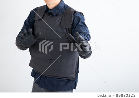 刃物を持った男性　Crime prevention 89880325