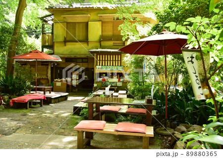 湯河原町 不動滝の不動滝茶屋と新緑 湯河原町 不動滝の不動滝茶屋と新緑 89880365