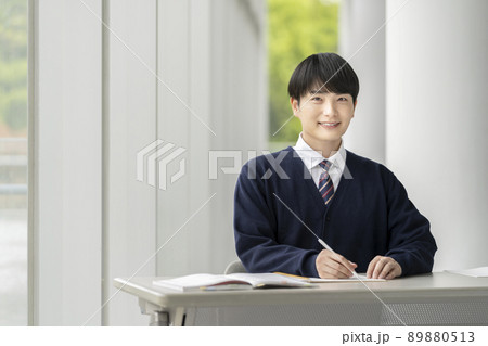 勉強する男子高校生　カメラ目線　ポートレート 89880513