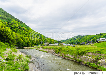 天竜川流れる田舎の風景　辰野町 89880664
