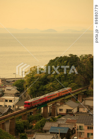 夕刻の上灘付近を走る観光列車「伊予灘ものがたり」（二代目） 89880779