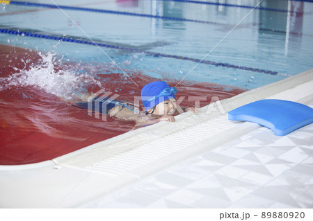 プールで泳ぐ男の子 プールで泳ぐ男の子 89880920