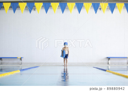 プールで泳ぐ男の子 89880942