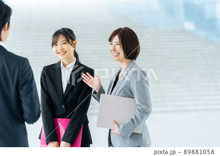 新入社員を紹介するビジネスマン ビジネス オフィス 仕事 会社 会社員 サラリーマン 新入社員を紹介するビジネスマン ビジネス オフィス 仕事 会社 会社員 サラリーマン 89881058
