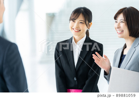 新入社員を紹介するビジネスマン　ビジネス　オフィス　仕事　会社　会社員　サラリーマン 89881059