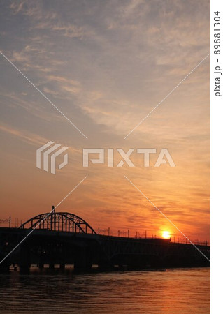 夜明けの荒川と鉄橋 夜明けの荒川と鉄橋 89881304