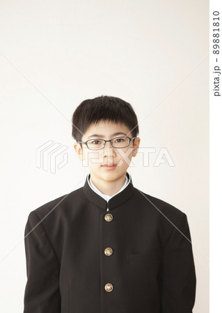 学生服の男子中学生 89881810