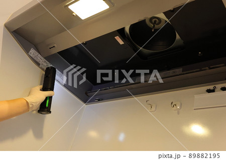 年末の大掃除に細かい所まで綺麗にする作業風景 89882195