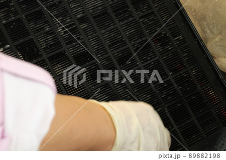 年末の大掃除に細かい所まで綺麗にする作業風景 年末の大掃除に細かい所まで綺麗にする作業風景 89882198