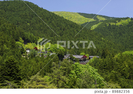 山の中腹にある限界集落 山の中腹にある限界集落 89882356